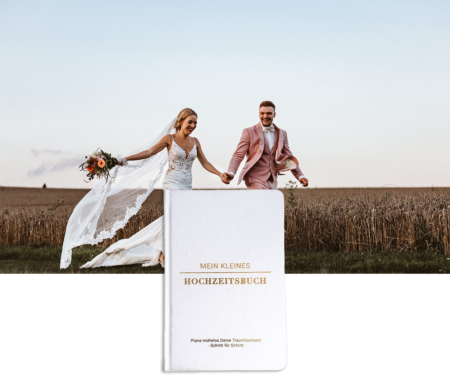 Ein fröhliches Brautpaar geht Hand in Hand durch ein Feld, im Vordergrund ein weißes Buch mit dem Titel MEIN KLEINES HOCHZEITSBUCH.