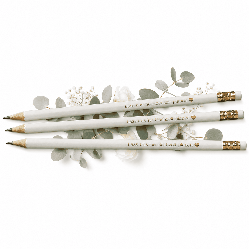 Drei weiße Bleistifte mit goldenem Radiergummikopf und dem Text "Lass uns 'ne Hochzeit planen" von Mein kleines Hochzeitsbüro liegen auf Eukalyptusblättern - das perfekte Bleistift-Set für deine Hochzeitsplanung.