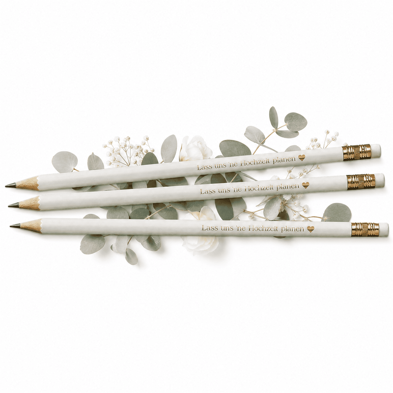 Drei weiße Bleistifte mit goldenem Radiergummikopf und dem Text "Lass uns 'ne Hochzeit planen" von Mein kleines Hochzeitsbüro liegen auf Eukalyptusblättern - das perfekte Bleistift-Set für deine Hochzeitsplanung.
