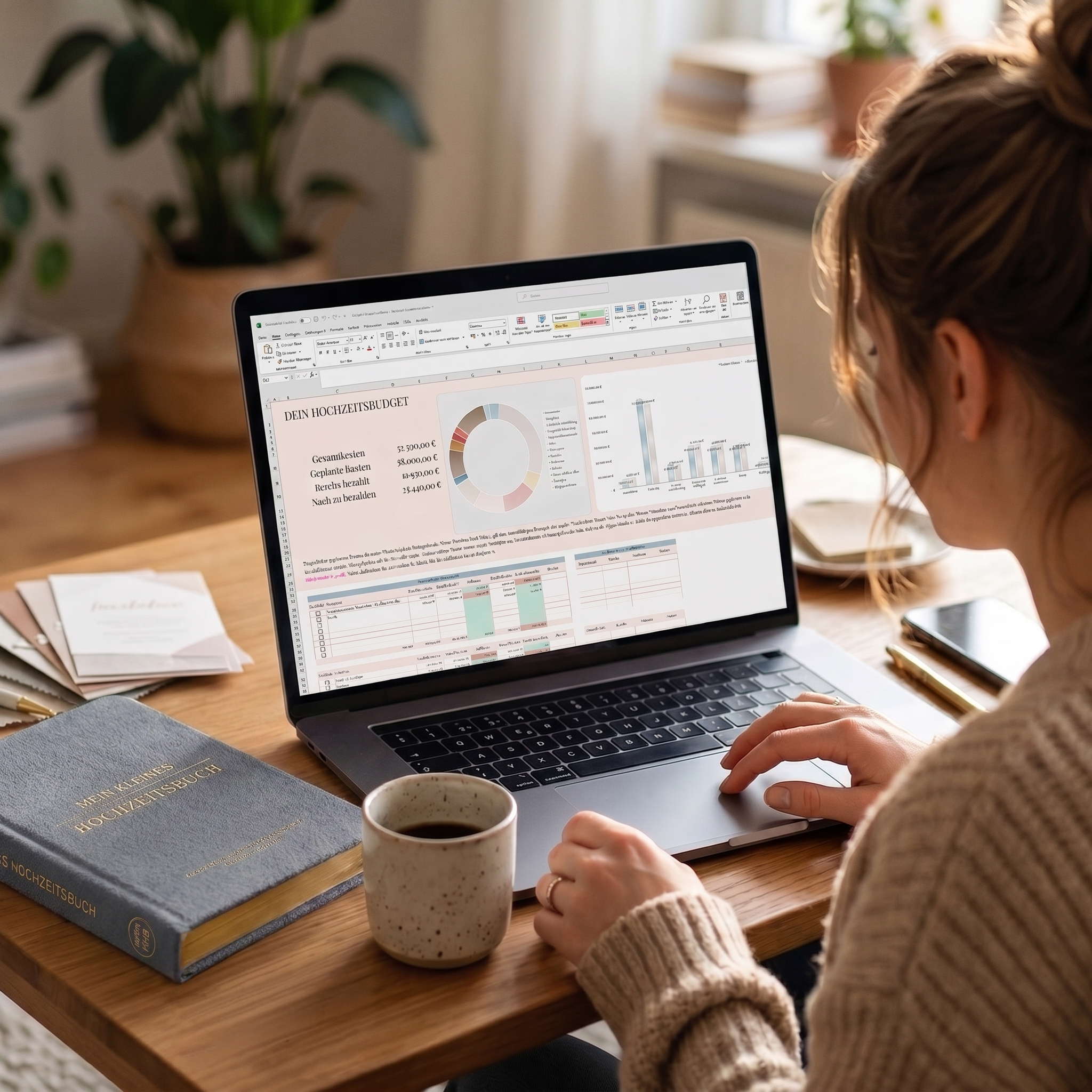 Eine Person arbeitet an einem Laptop an einem Holztisch und analysiert Diagramme und Tabellen auf dem Bildschirm. In der Nähe stehen eine Tasse Kaffee, ein Buch, ein Stift und Papiere, im Hintergrund steht eine Pflanze.
