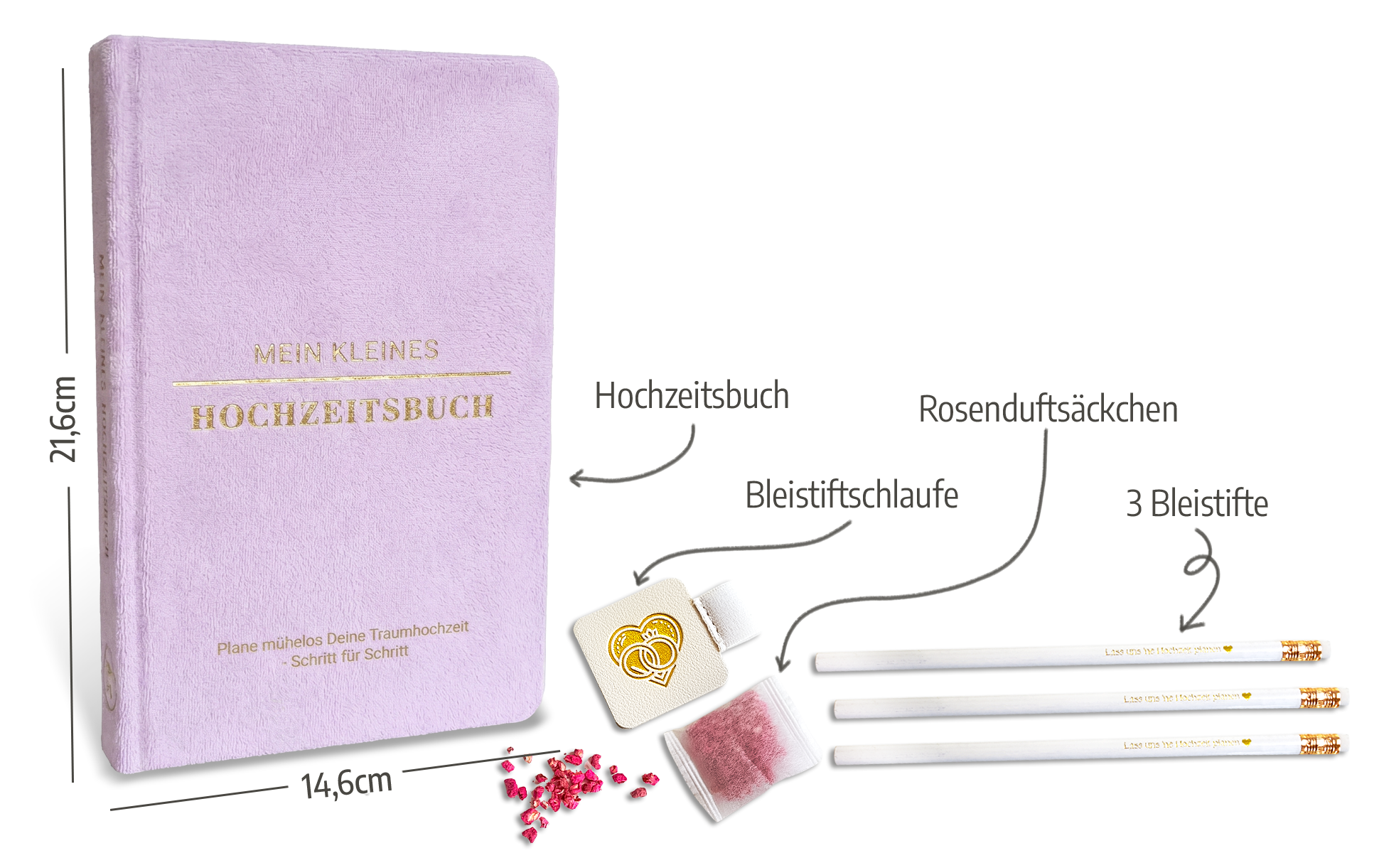 Ein pastellrosa Hochzeitsplanerbuch mit goldenem Text, drei weißen Bleistiften, einer Bleistiftschlaufe, einem rosa Duftsäckchen und rosa Schmucksteinen, die neben dem Buch angeordnet sind. Deutsche Etiketten kennzeichnen jeden Artikel.