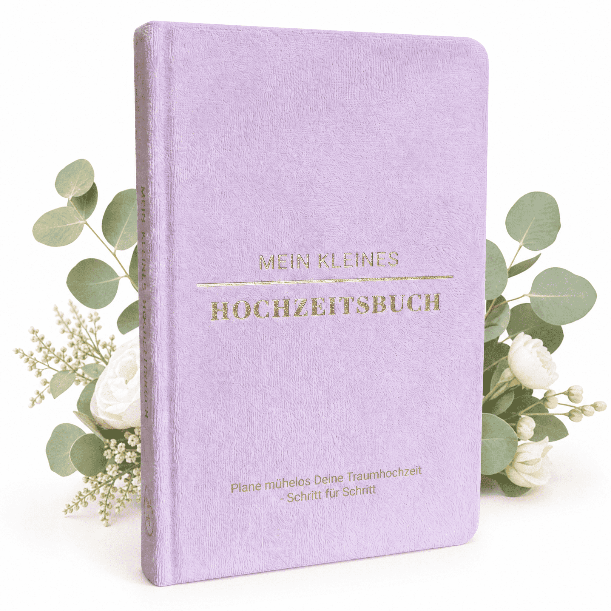 Das pastelllila Mein kleines Hochzeitsbuch - Fürstliche Romantik von Mein kleines Hochzeitsbüro steht aufrecht inmitten von weißen Rosen und Grünzeug. Der goldgeprägte Untertitel lautet: Plane mühelos Deine Traumhochzeit Schritt für Schritt.
