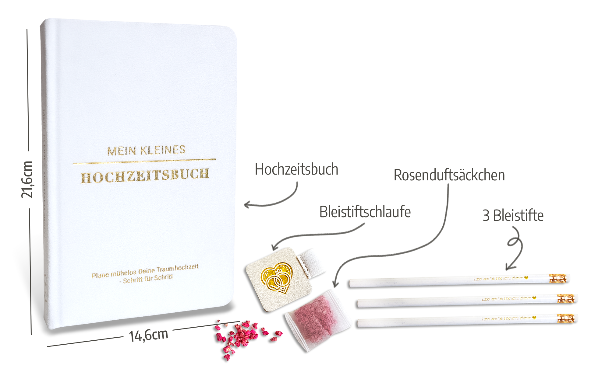 Ein weißes Hochzeitsplanungsbuch mit der Aufschrift MEIN KLEINES HOCHZEITSBUCH, daneben drei weiße Bleistifte, ein Bleistifthalter, ein kleines rosafarbenes Säckchen und verstreute rosafarbene Kristalle, mit deutschen Etiketten und Maßangaben.