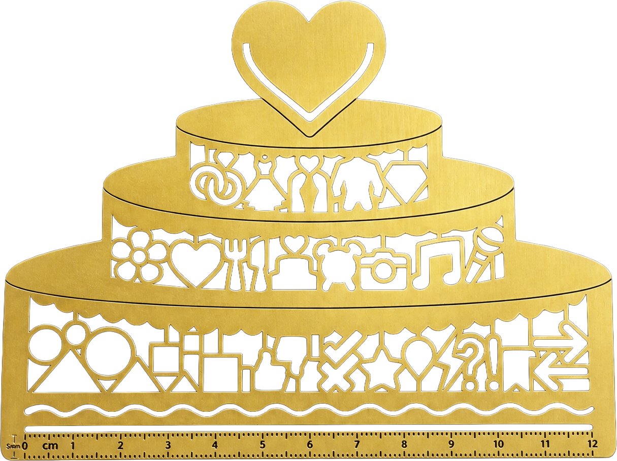 Eine goldene, dreistöckige Torte in Form eines Kuchens mit einem Herz als Topper, verziert mit verschiedenen ausgeschnittenen Symbolen wie Ringen, Blumen, Musiknoten und Luftballons. Ein Lineal am unteren Rand zeigt an, dass die Torte etwa 12 Zoll breit ist.