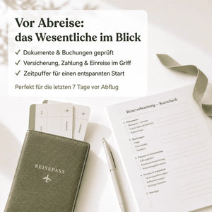 Der Reisepass, die Bordkarten und die Packliste aus dem „Honeymoon Escape Kit“ von Mein kleines Hochzeitsbüro liegen bereit. Rechts: ein weißer Stift und die knitterfreie, beige Schleife – perfekt im sanften, natürlichen Licht.
