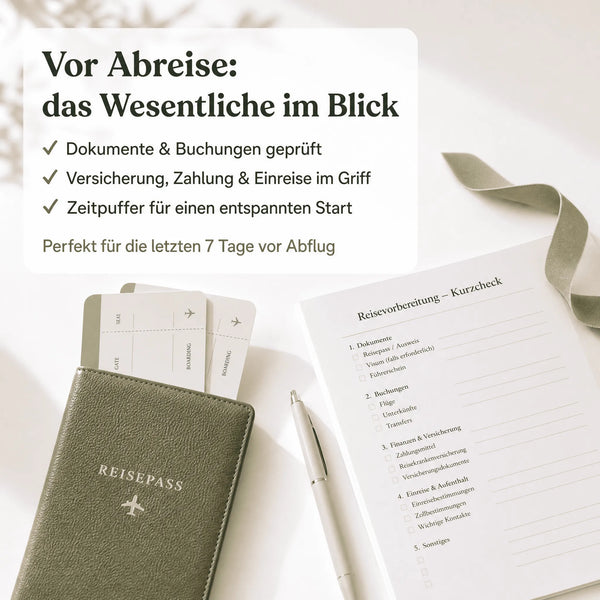 Der Reisepass, die Bordkarten und die Packliste aus dem „Honeymoon Escape Kit“ von Mein kleines Hochzeitsbüro liegen bereit. Rechts: ein weißer Stift und die knitterfreie, beige Schleife – perfekt im sanften, natürlichen Licht.