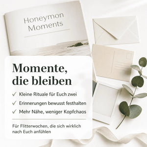 Ein sanftes, neutrales Flatlay zeigt das „Honeymoon Escape Kit“ von Mein kleines Hochzeitsbüro mit Broschüre, Umschlägen, einer leeren Postkarte, einem Polaroidfoto, einem Stift und Eukalyptus. Der deutsche Text enthält Informationen zur Reisevorbereitung sowie Tipps für bleibende Erinnerungen an die Flitterwochen.