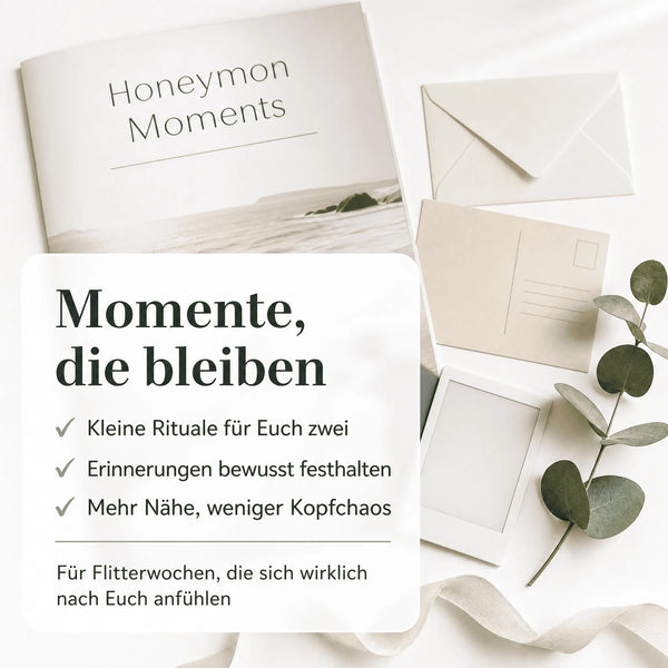 Ein sanftes, neutrales Flatlay zeigt das „Honeymoon Escape Kit“ von Mein kleines Hochzeitsbüro mit Broschüre, Umschlägen, einer leeren Postkarte, einem Polaroidfoto, einem Stift und Eukalyptus. Der deutsche Text enthält Informationen zur Reisevorbereitung sowie Tipps für bleibende Erinnerungen an die Flitterwochen.