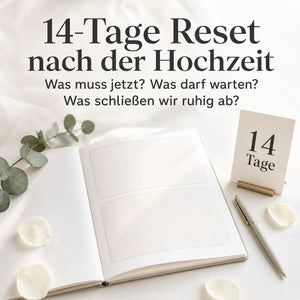 Das „Just Married Reset Kit“ von „Mein kleines Hochzeitsbüro“ liegt mit einem aufgeschlagenen Notizbuch, einem goldenen Stift, weißen Rosenblättern, Eukalyptus und dem „14 Tage“-Aufsteller auf einem Tisch. Text: „14-Tage-Reset nach der Hochzeit“.