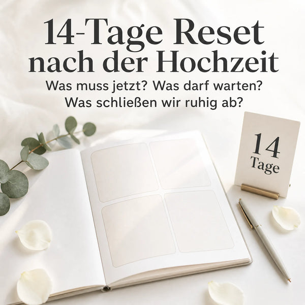 Das „Just Married Reset Kit“ von „Mein kleines Hochzeitsbüro“ liegt mit einem aufgeschlagenen Notizbuch, einem goldenen Stift, weißen Rosenblättern, Eukalyptus und dem „14 Tage“-Aufsteller auf einem Tisch. Text: „14-Tage-Reset nach der Hochzeit“.