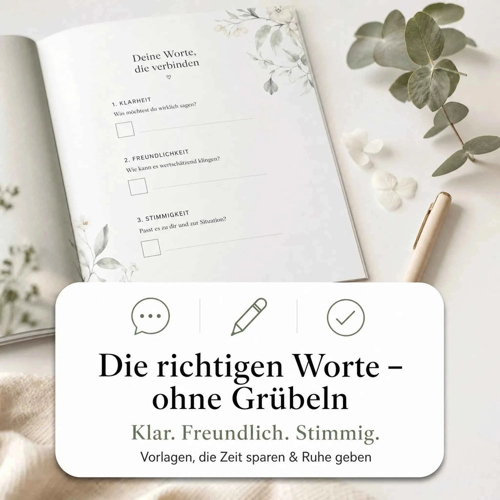 Das Kommunikations-Kit von „Mein kleines Hochzeitsbüro“ zeigt ein Brautpaar, das eng beieinander sitzt, vor einem Küstenhintergrund und mit Blumendekoration. Der deutsche Untertitel verweist auf Textbausteine für die Hochzeitsplanung und -kommunikation.