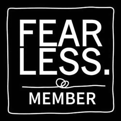 Auf einem schwarzen Quadrat mit weißem Text steht in großen Buchstaben FEAR LESS. über einer Linie mit einer kleinen Schleife, und MEMBER in kleineren Buchstaben unter der Linie.