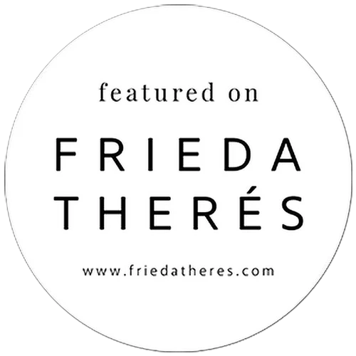 Ein weißes, rundes Abzeichen mit dem Text "FRIEDA THERÉS" in schwarzen Großbuchstaben und www.friedatheres.com am unteren Rand.