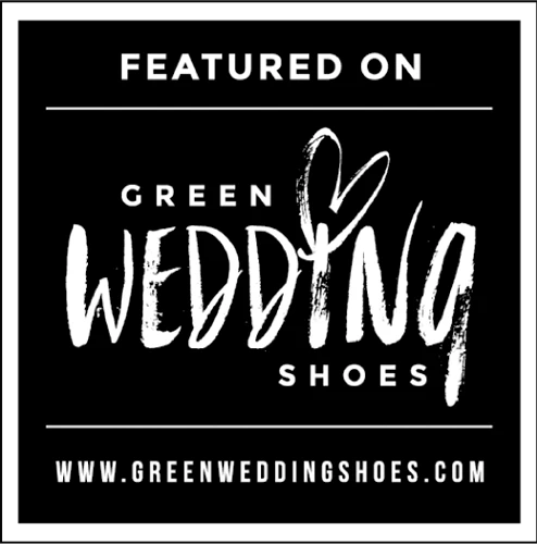 Eine schwarz-weiße Grafik mit dem Text Featured on Green Wedding Shoes und www.greenweddingshoes.com in fetten, handgeschriebenen und Blockschriften.