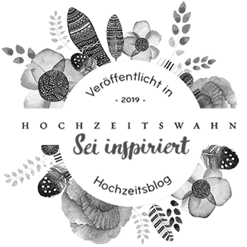 Ein kreisförmiges Hochzeitsblog-Abzeichen mit dem Text Veröffentlicht in 2019 Hochzeitswahn Sei inspiriert Hochzeitsblog umgeben von schwarz-weiß illustrierten Blumen und Blättern.