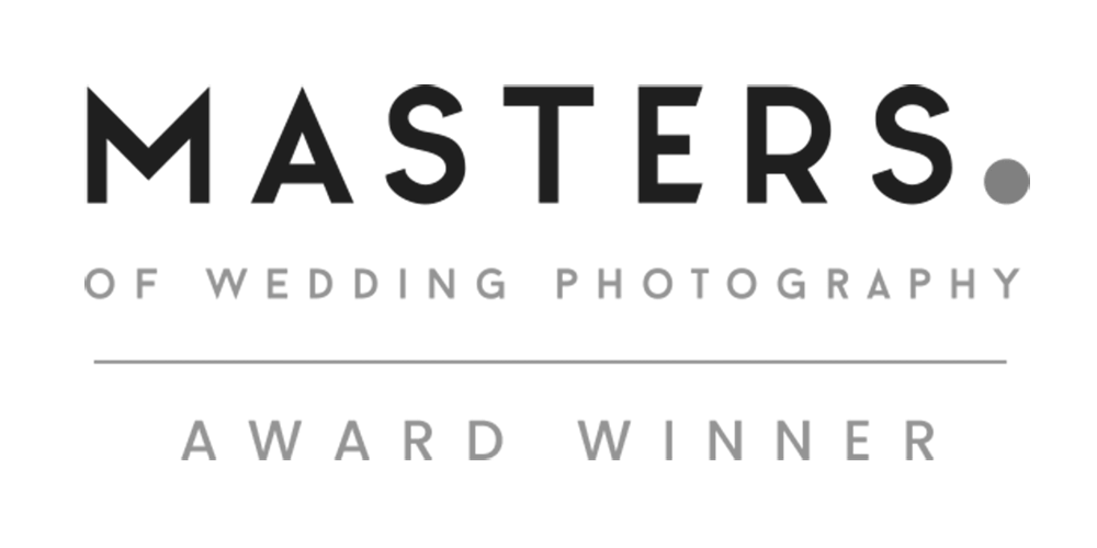 Textlogo mit der Aufschrift MASTERS. of Wedding Photography Award Winner in schwarzen und grauen Großbuchstaben auf hellem Hintergrund.
