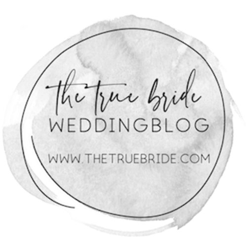 Ein kreisförmiges Logo mit Aquarell-Hintergrund zeigt den Text The True Bride Wedding Blog und die Website www.thetruebride.com in eleganter, handgeschriebener Schriftart.