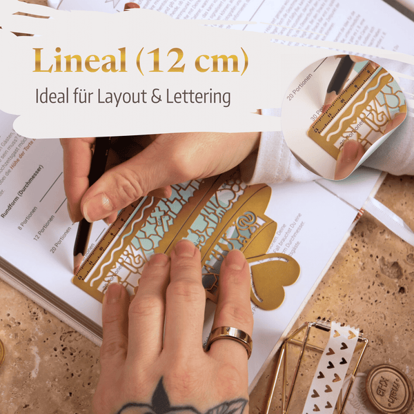 Eine Hand hält die Lineal Clip-Schablone "Hochzeitstorte" von Mein kleines Hochzeitsbüro und zieht Linien für Layout  Lettering - ideal für Hochzeitsplaner oder die Gestaltung dekorativer Einladungen mit eleganter Papeterie.