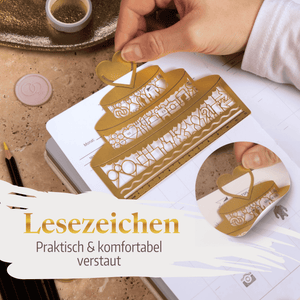 Eine Hand legt die Lineal Clip-Schablone "Hochzeitstorte" von Mein kleines Hochzeitsbüro auf einen Planer. Stifte, Washi Tape und Wachssiegel liegen daneben. Der Text liest: Lesezeichen: Praktisch  komfortabel verstaut.