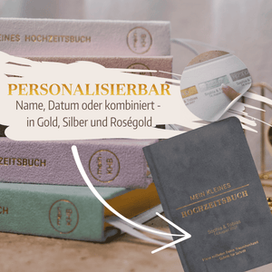 Stapel von "Mein kleines Hochzeitsbuch - Eleganter Nebel" von Mein kleines Hochzeitsbüro in Pastelltönen mit gold-, silber- oder roségoldenen Titeln. Nahaufnahme zeigt anpassbares Namens-/Datumsetikett. Text hebt personalisierte Optionen hervor.