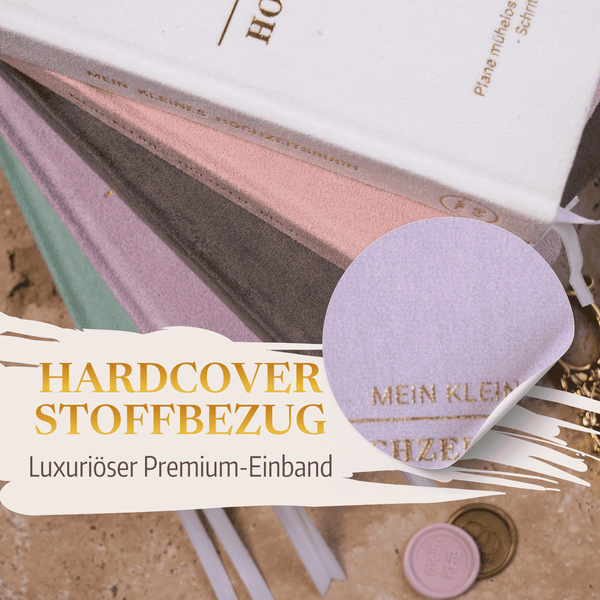Ein Stapel "Mein kleines Hochzeitsbuch - Fürstliche Romantik" von Mein kleines Hochzeitsbüro: Pastellfarbene, stoffgebundene Hardcover-Planer mit Goldbeschriftung. Deutscher Text: HARDCOVER STOFFBEZUG Luxuriöser Premium-Einband. Daneben Bänder, Münzen und ein Wachssiegel.