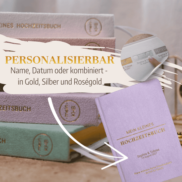 Stapel von pastellfarbenen Mein kleines Hochzeitsbuch - Fürstliche Romantik von Mein kleines Hochzeitsbüro, von denen einer geöffnet wird, um eine personalisierte Gravur von Namen und Datum in Gold, Silber oder Roségold für dein individuelles Hochzeitsbuch zu zeigen.