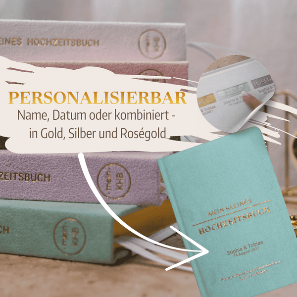Ein Stapel Mein kleines Hochzeitsbuch - Zarter Traum von Mein kleines Hochzeitsbüro, mit pastellfarbenem Einband und metallisch geprägtem Text. Ein aufgeschlagenes mintgrünes Buch zeigt anpassbare Namen und Datum in Gold-, Silber- oder Roségoldfolie.