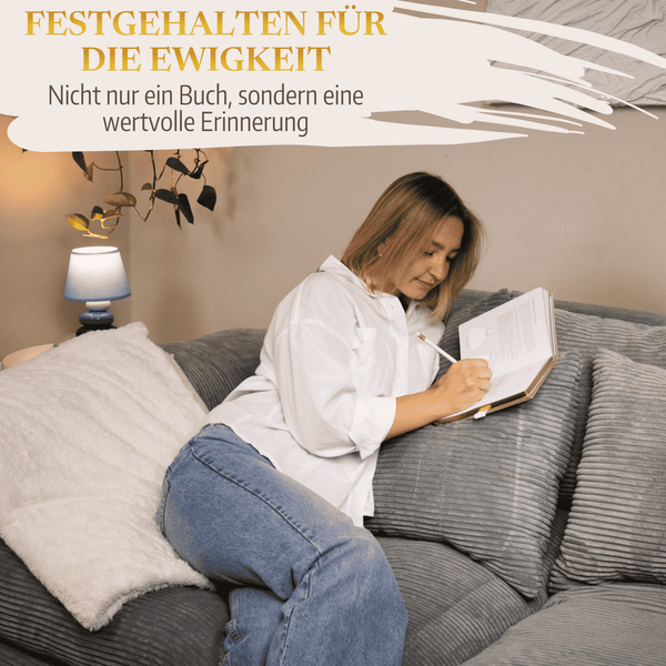 Eine Frau in weißem Shirt und Jeans sitzt entspannt auf dem Sofa und schreibt in "Mein kleines Hochzeitsbuch - Zuckerwatten Herzchen" von Mein kleines Hochzeitsbüro. Text: Festgehalten für die Ewigkeit - Erinnerung  Hilfe zur Hochzeitsplanung.