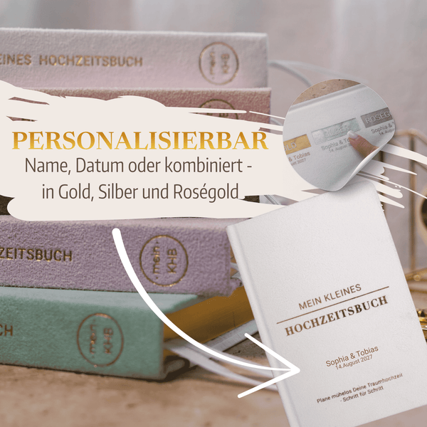 Ein Stapel pastellfarbener Hochzeitsbücher "Mein kleines Hochzeitsbuch - Ewige Eleganz" von Mein kleines Hochzeitsbüro mit Gold-, Silber- und Roségold-Schriftzug, die mit Ihrem Namen und Datum personalisiert werden können. Das Beispiel zeigt einen personalisierten weißen Einband.