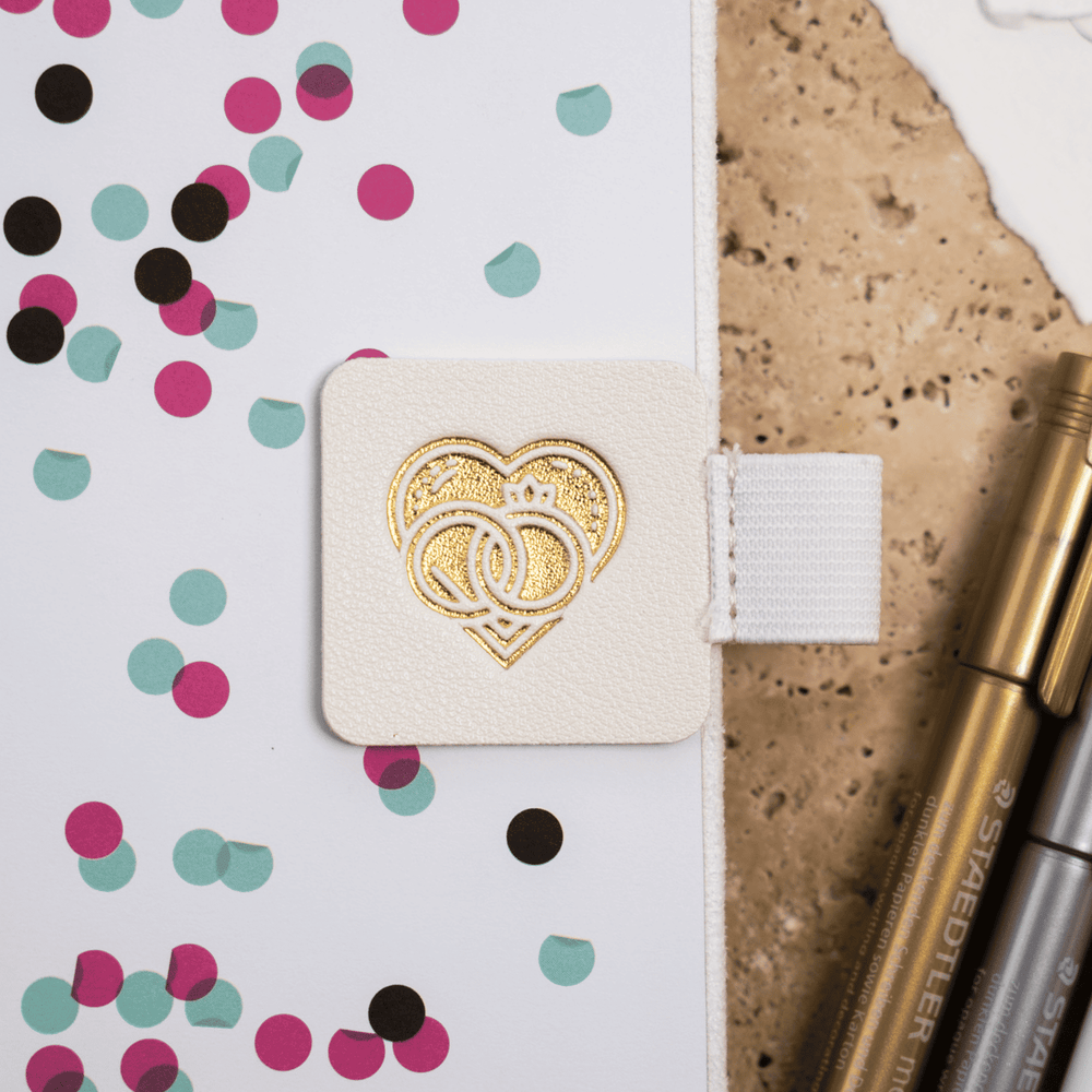Der Stiftehalter - Schlaufe Extragroß von Mein kleines Hochzeitsbüro verfügt über eine extragroße Schlaufe, die sich ideal für die Aufbewahrung von Stiften eignet - ein elegantes und praktisches Accessoire für jeden Hochzeitsplaner.