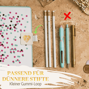 Der Stiftehalter - Schlaufe Standard von Mein kleines Hochzeitsbüro, abgebildet auf einem Konfettipunkt-Notizbuch, verfügt über eine weiße Stiftschlaufe, die nur dünne Stifte aufnimmt - grüne Karos für dünne Stifte, rote Xs für dickere Stifte.