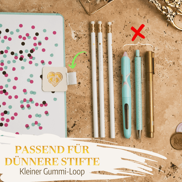 Der Stiftehalter - Schlaufe Standard von Mein kleines Hochzeitsbüro, abgebildet auf einem Konfettipunkt-Notizbuch, verfügt über eine weiße Stiftschlaufe, die nur dünne Stifte aufnimmt - grüne Karos für dünne Stifte, rote Xs für dickere Stifte.