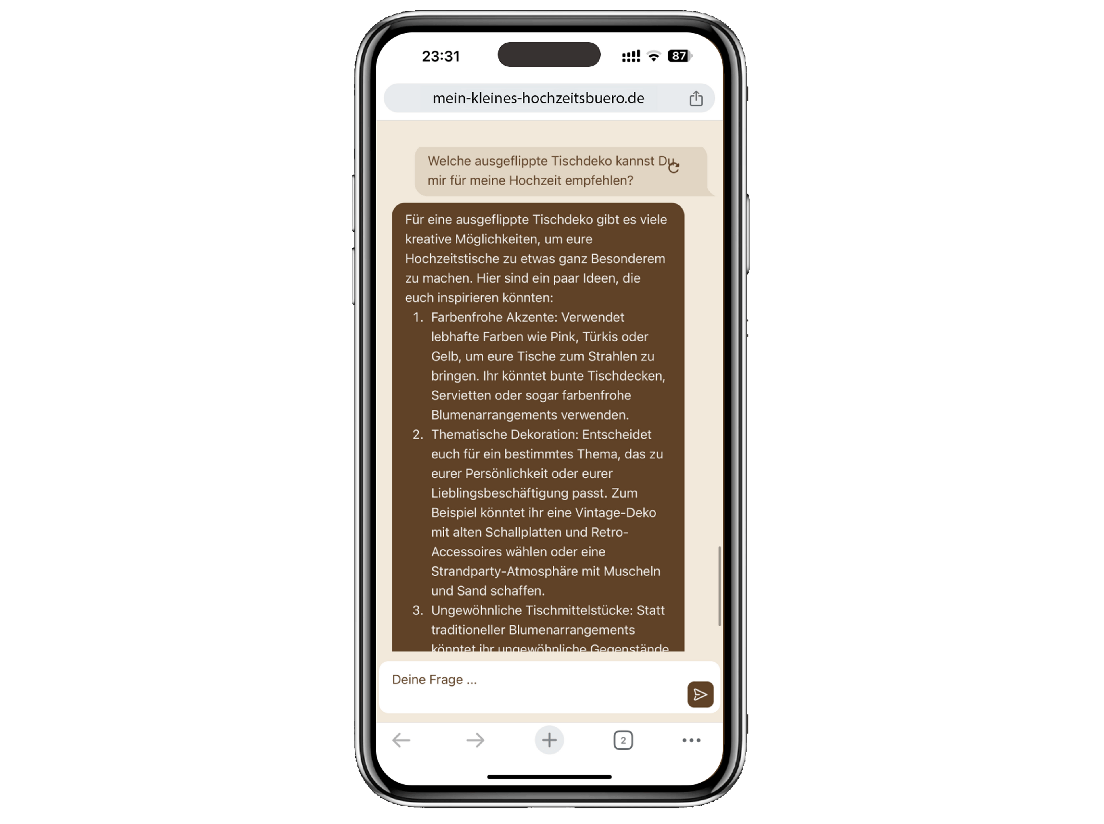 Ein Smartphone zeigt eine deutsche Website über kreative Tischdekorationen für Hochzeiten an, auf der Vorschläge wie farbige Tischdecken, thematische Dekorationen und unkonventionelle Tischarrangements aufgeführt sind. Der Text ist in einem Chat-Format auf braunem Hintergrund dargestellt.