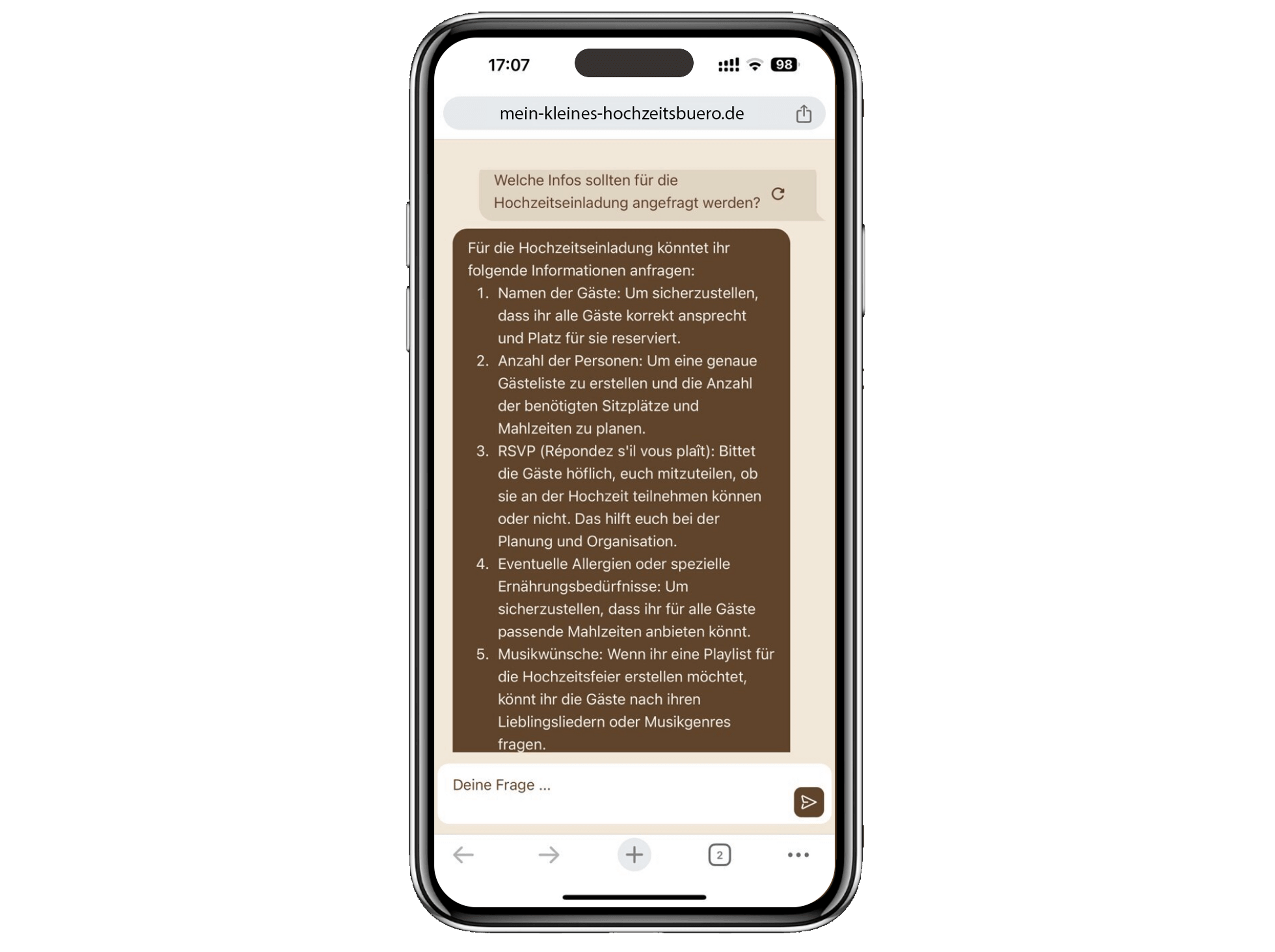 Ein Smartphone, das eine deutsche Website mit Tipps zur Hochzeitsplanung anzeigt, auf der Vorschläge für Fragen an den Veranstaltungsort aufgeführt sind, z. B. Namen der Gäste, RSVP-Informationen, besondere Ernährungsbedürfnisse und Musikwünsche. Auf dem Bildschirm des Telefons sind braune Textfelder zu sehen.