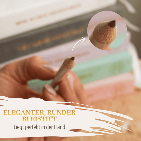 Eine Hand hält einen Bleistift aus dem "Bleistift-Set - Lass uns 'ne Hochzeit planen" von Mein kleines Hochzeitsbüro. Im Hintergrund liegen pastellfarbene Bücher - perfekt für die kreative Hochzeitsplanung.