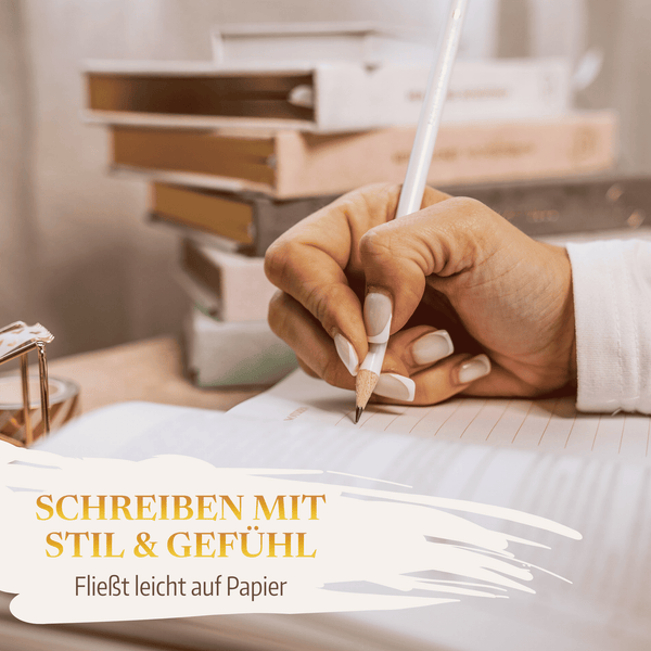 Eine Hand mit manikürten Nägeln schreibt mit dem Bleistift-Set - Lass uns 'ne Hochzeit planen von Mein kleines Hochzeitsbüro in ein Notizbuch. Im Hintergrund befinden sich gestapelte Bücher und ein Stifthalter. Text: SCHREIBEN MIT STIL  GEFÜHL, Fließt leicht auf Papier. Ideal für Hochzeitsplaner.
